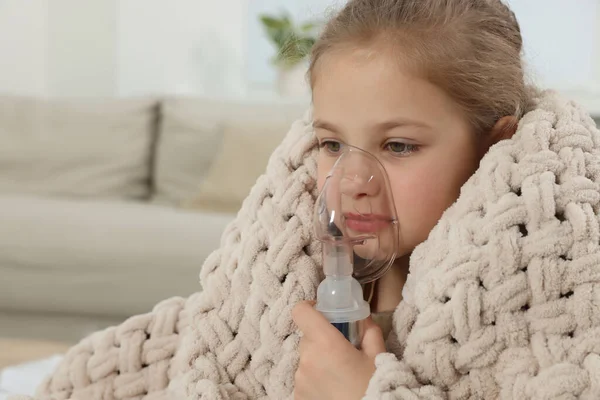 Klein Meisje Met Vernevelaar Voor Inhalatie Thuis — Stockfoto