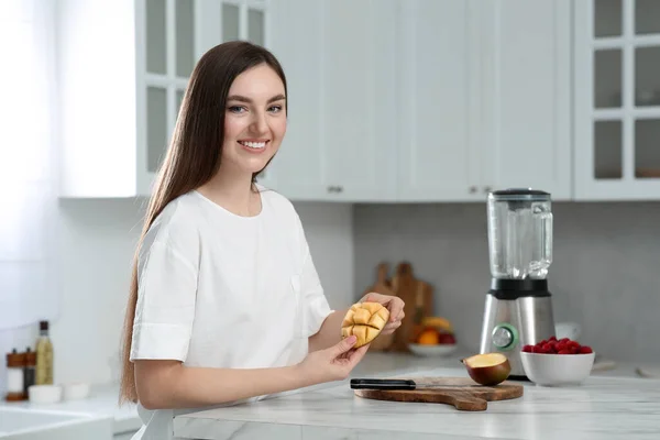 Bella Giovane Donna Che Prepara Mango Gustoso Frullato Tavolo Marmo — Foto Stock