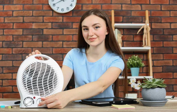 Γυναίκα Ρύθμιση Της Θερμοκρασίας Ηλεκτρικό Υπέρυθρο Θερμαντήρα Στο Ξύλινο Τραπέζι — Φωτογραφία Αρχείου