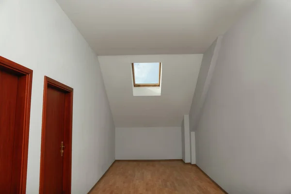 Φωτεινό Ευρύχωρο Δωμάτιο Σοφίτα Παράθυρο Οροφής Στην Πλαϊνή Οροφή — Φωτογραφία Αρχείου