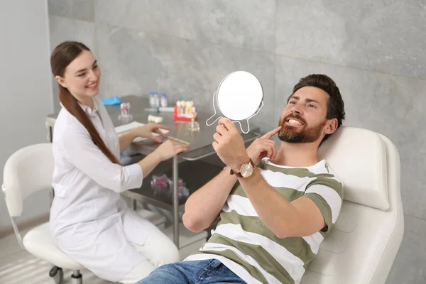 Muž Dívá Své Nové Zubní Implantáty Zrcadle — Stock fotografie