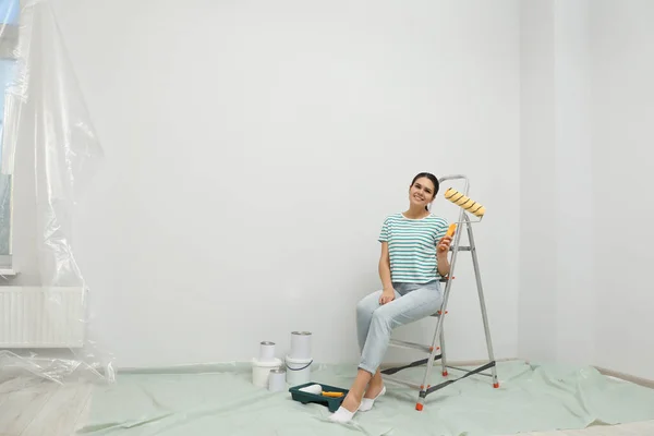 Mujer Con Pincel Rodillo Pintura Sentada Escalera Plegable Metálica Interior — Foto de Stock