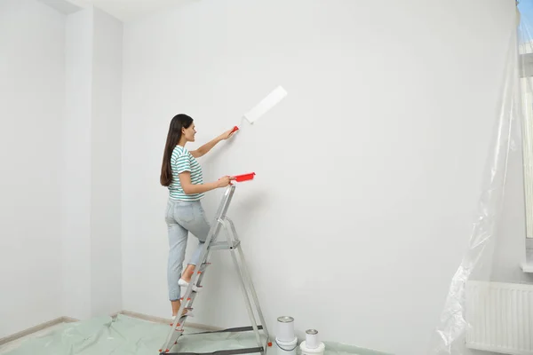 Mujer Pie Escalera Plegable Metálica Pared Pintura Interior Espacio Para — Foto de Stock