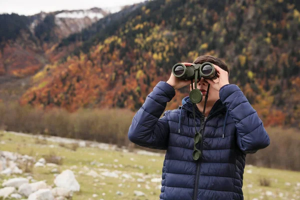 美しい山の中で双眼鏡を通して探している男の子 テキストのスペース — ストック写真