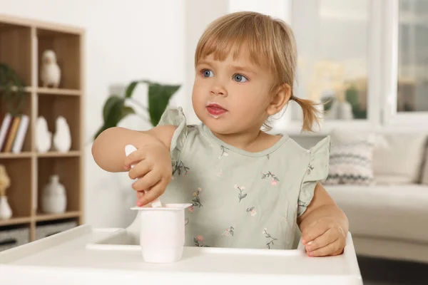 Χαριτωμένο Μικρό Παιδί Τρώει Νόστιμο Γιαούρτι Κουτάλι Στο Σπίτι — Φωτογραφία Αρχείου
