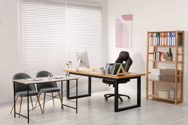 Escritório Diretor Com Grande Mesa Madeira Poltronas Confortáveis Design Interiores — Fotografia de Stock