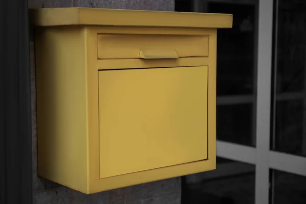 Κίτρινο Μεταλλικό Γραμματοκιβώτιο Εξωτερικό Χώρο Closeup — Φωτογραφία Αρχείου