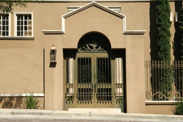 Wejście Domu Pięknymi Drzwiami Metalową Bramą — Zdjęcie stockowe