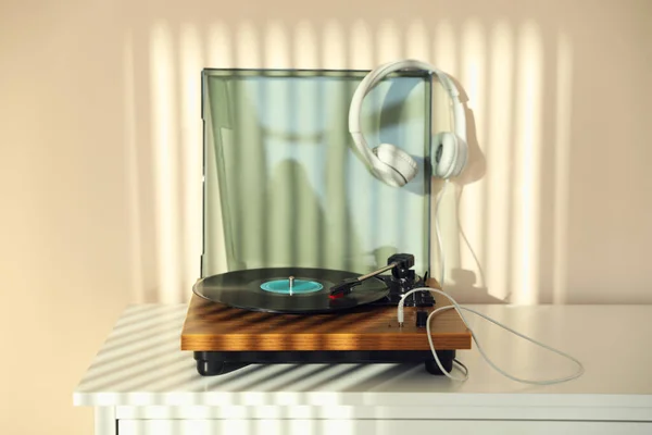 Stylowy Gramofon Płytą Winylową Słuchawkami Białej Komodzie Domu — Zdjęcie stockowe