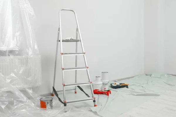 Escada Dobrável Metálica Ferramentas Pintura Dentro Casa — Fotografia de Stock