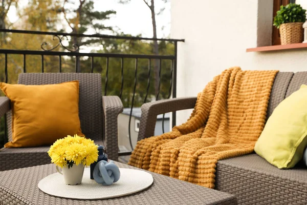 カラフルな枕 柔らかい毛布と籐の庭の家具の黄色の菊の花屋外 — ストック写真