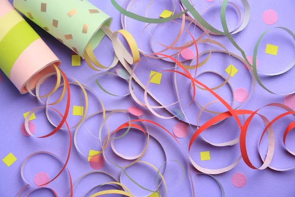 Belle Serpentine Confettis Éclatant Poppers Fête Sur Fond Violet Plat — Photo