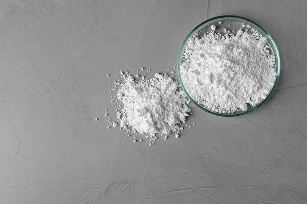 Petri Csésze Kalcium Karbonát Por Szürke Asztalon Lapos Fektetés Szöveg — Stock Fotó