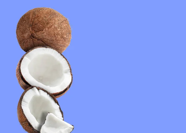 Stapel Frischer Kokosnüsse Auf Hellblauem Hintergrund Raum Für Text — Stockfoto