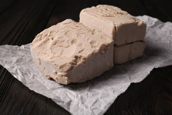 Крупный план сжатых дрожжей на деревянном столе