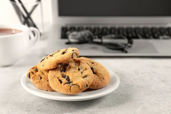 チョコレートチップクッキー 職場で薄い灰色のテーブルの上 — ストック写真