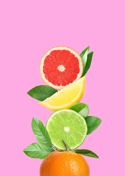 Pilha Frutas Cítricas Frescas Diferentes Com Folhas Verdes Fundo Rosa — Fotografia de Stock
