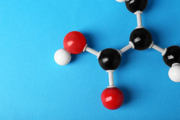Vitamin Molekula Világoskék Háttérrel Felülnézetben Szöveggel Kémiai Modell — Stock Fotó