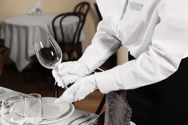 Wanita Pengaturan Meja Restoran Closeup Kursus Butler Profesional — Stok Foto