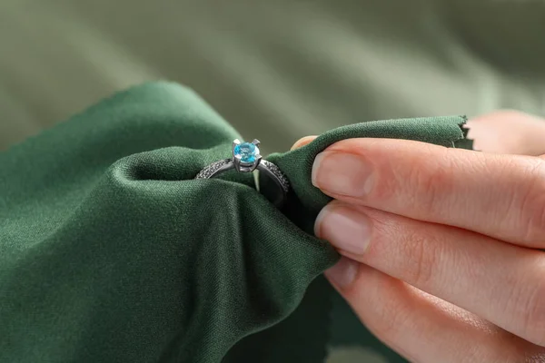 Smycken Rengöring Topaz Ring Med Mikrofiberduk Närbild — Stockfoto