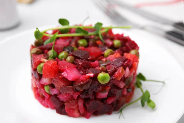 Délicieuse Salade Vinaigrette Sur Assiette Blanche Gros Plan — Photo