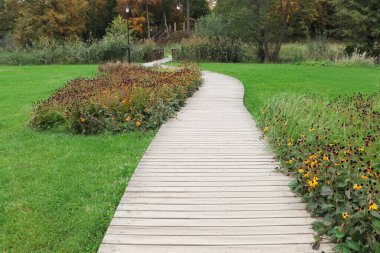 Yolları ve yeşil çimenleri olan güzel bir şehir parkı