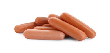 Taze çiğ sosisler beyaz üzerine izole edilmiş. Et ürünü