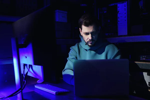 Hacker Trabaja Con Computadoras Cuarto Oscuro Ciberataque —  Fotos de Stock