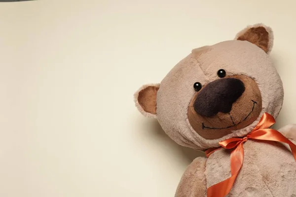 Niedlicher Teddybär Auf Beigem Hintergrund Draufsicht Raum Für Text — Stockfoto