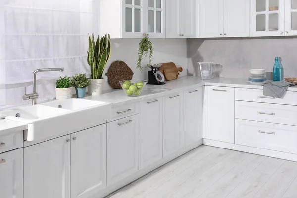 Schöne Kücheneinrichtung Mit Stilvollen Modernen Möbeln — Stockfoto