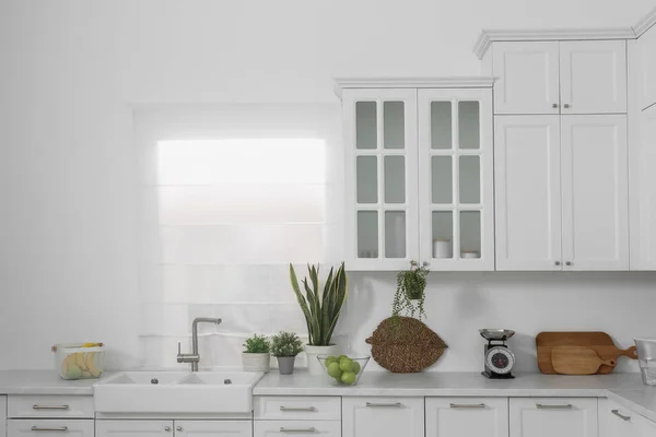Modern Mobilyalarla Dolu Güzel Bir Mutfak — Stok fotoğraf