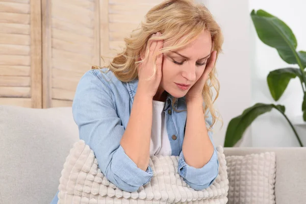 Evdeki Kanepede Baş Ağrısı Çeken Bir Kadın Hormonal Bozukluklar — Stok fotoğraf