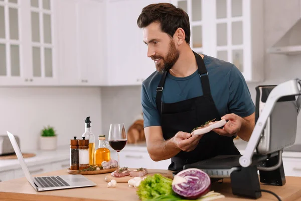Man Making Dinner While Watching Online Cooking Course Laptop Kitchen — Stock Photo, Image