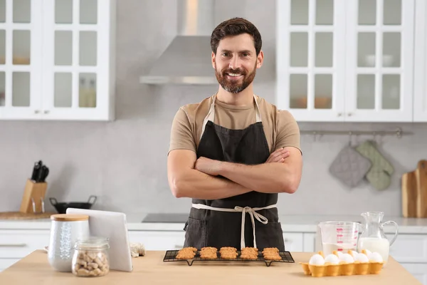 Uomo Con Biscotti Appena Sfornati Tavola Cucina Corso Cucina Online — Foto Stock