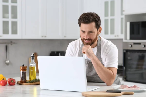 Mann Macht Abendessen Während Online Kochkurs Laptop Der Küche Anschaut — Stockfoto