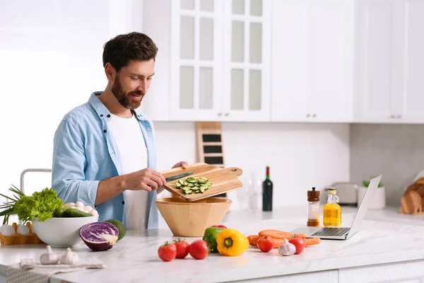 Άνθρωπος Κάνοντας Δείπνο Ενώ Παρακολουθείτε Online Μάθημα Μαγειρικής Μέσω Laptop — Φωτογραφία Αρχείου
