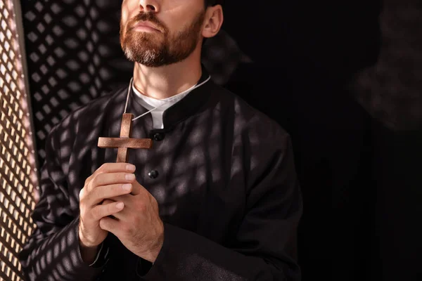 Katolicki Ksiądz Sutannie Trzymający Krzyż Modlący Się Boga Spowiedzi Zbliżenie — Zdjęcie stockowe