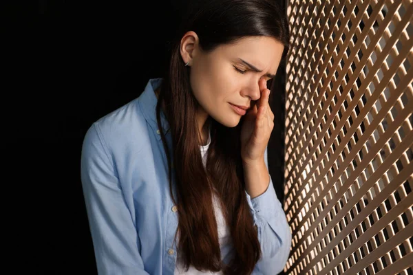 Mujer Molesta Escuchando Sacerdote Durante Confesión Cabina — Foto de Stock