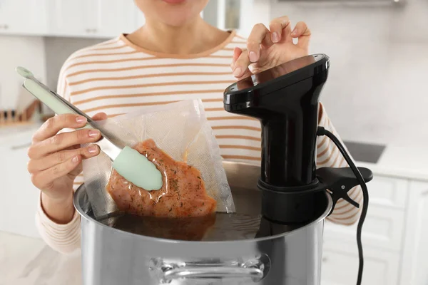 真空パック肉を鍋に入れ サーマルイマージョン循環器を使用して女性 クローズアップ 料理以外にも — ストック写真