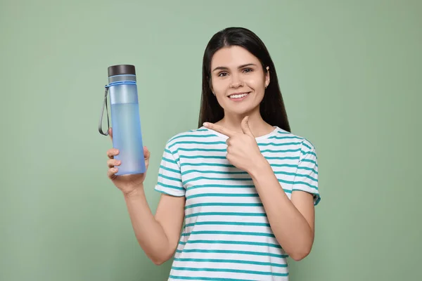 Mujer Joven Con Botella Agua Sobre Fondo Verde —  Fotos de Stock