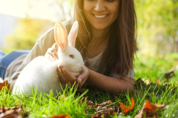 Glückliche Frau Mit Niedlichen Weißen Kaninchen Auf Gras Park Nahaufnahme — Stockfoto