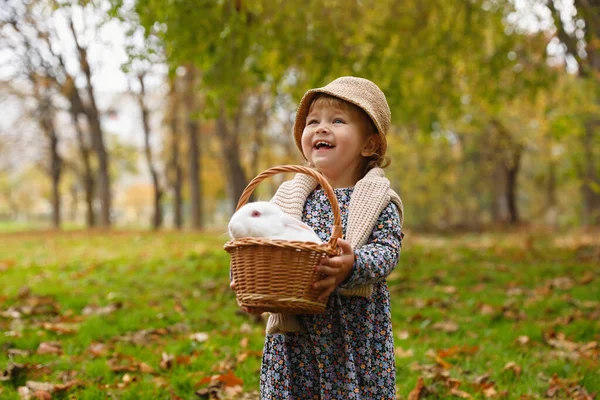 Sonbahar Parkında Elinde Şirin Bir Tavşanla Sepet Tutan Mutlu Kız — Stok fotoğraf