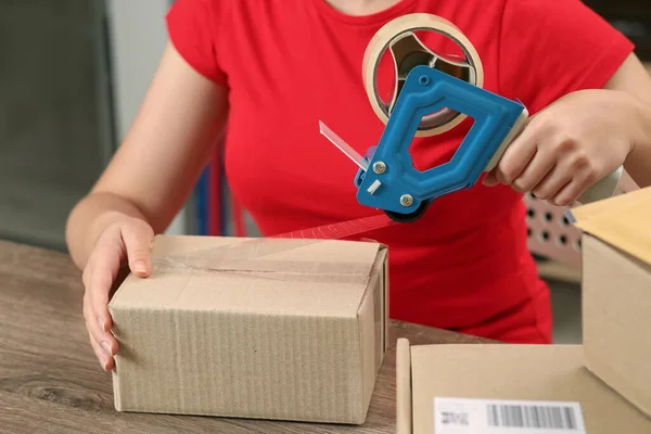 Postkantoor Werknemer Verpakking Pakket Aan Balie Binnen Close — Stockfoto