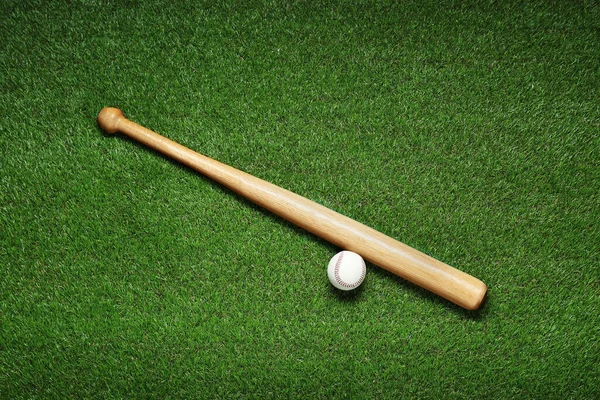 Dřevěná Baseballová Pálka Míček Zelené Trávě Plochý Ležel Sportovní Vybavení — Stock fotografie