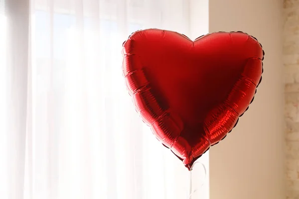 Κόκκινο Μπαλόνι Σχήμα Καρδιάς Εσωτερικούς Χώρους Χώρος Για Κείμενο — Φωτογραφία Αρχείου