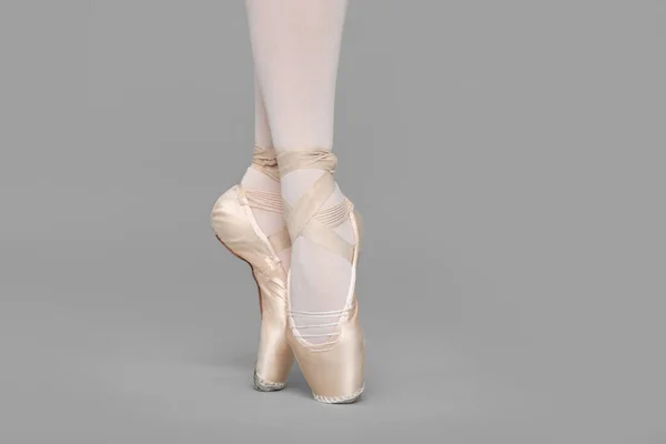 Jonge Ballerina Pointe Schoenen Oefenen Dans Beweegt Grijze Achtergrond Close — Stockfoto