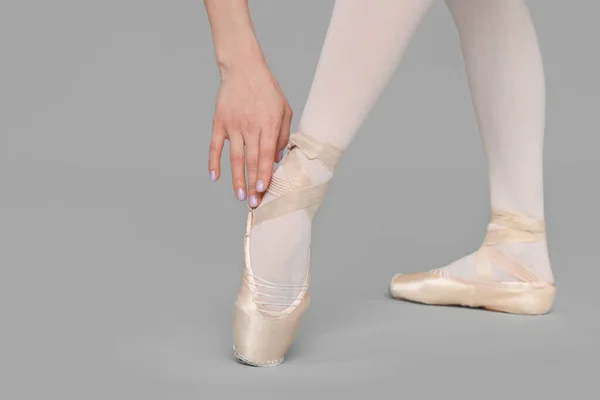 Mladá Baletka Špičce Boty Cvičení Taneční Pohyby Šedém Pozadí Detailní — Stock fotografie