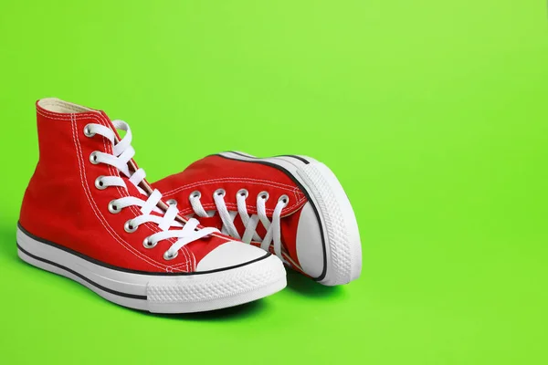 Пара Нових Стильних Червоних Кросівок Світло Зеленому Тлі Простір Тексту — стокове фото