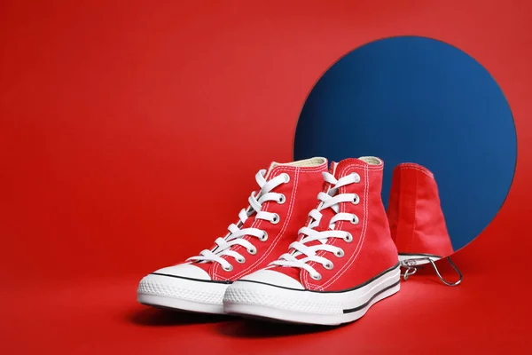 Bir Çift Yeni Şık Spor Ayakkabı Kırmızı Arka Planda Ayna — Stok fotoğraf