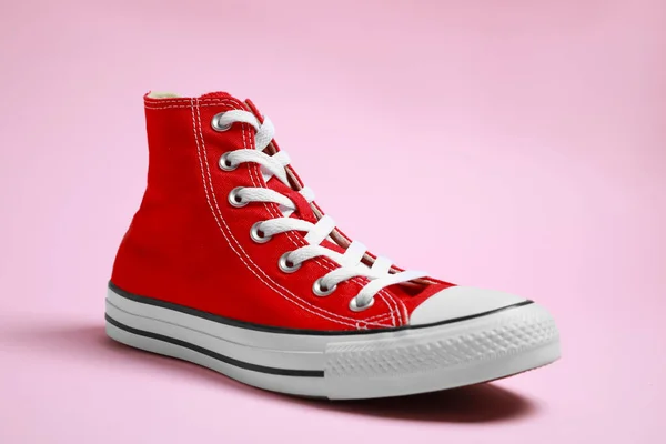Pembe Arka Planda Yeni Bir Şık Kırmızı Spor Ayakkabı — Stok fotoğraf